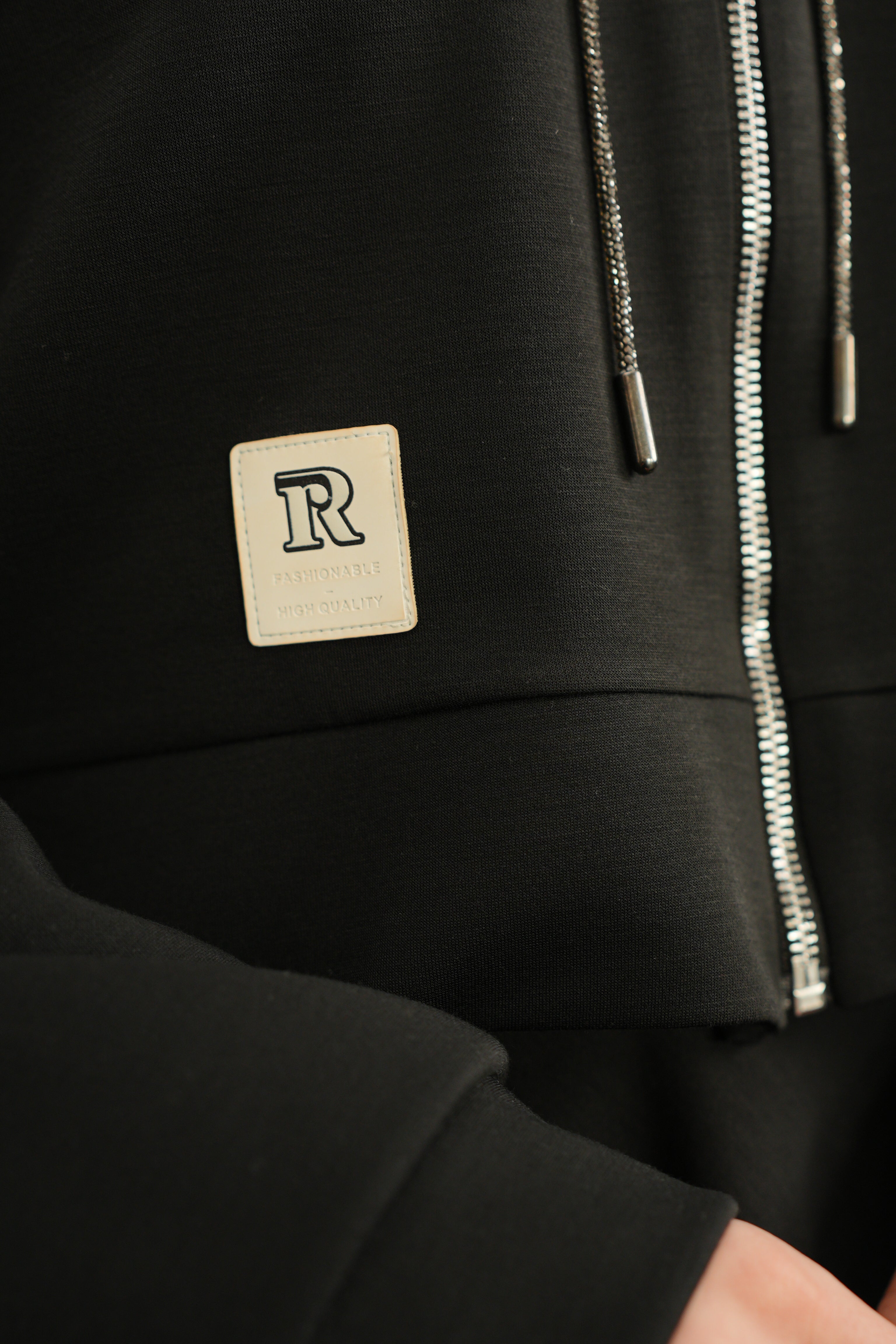 Tencel Kumaş Etiket Detaylı Kapüşonlu - Siyah